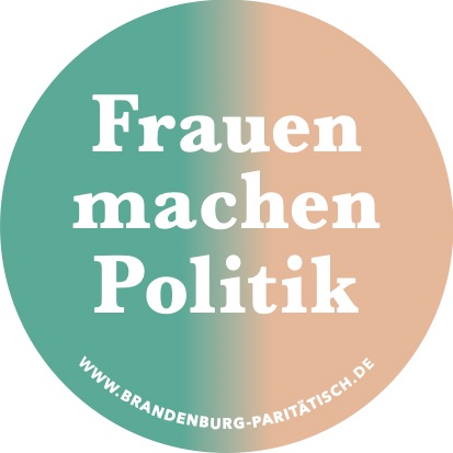 Runter Sticker mit einem Farbverlauf von grün zu orange. Darauf steht "Frauen machen Politik" und die Webseite www.brandenburg-paritaetisch.de