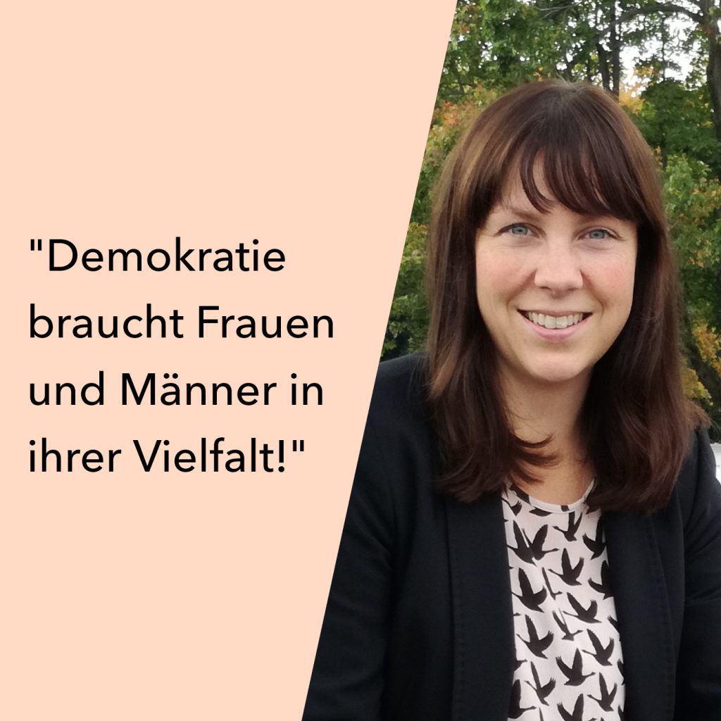 In einem orange farbenen Balken auf der linken Bildhälfte steht der Satz "Demokratie braucht Frauen und Männer in ihrer Vielfalt!". Rechts sieht man das Porträt von Christiane Bonk. Sie ist Gleichstellungsbeauftragte der Stadt Oranienburg